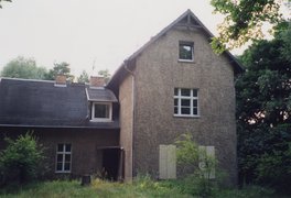 Fotografie: Haus der Familie Frick in der Töpchiner Chaussee 18 in Motzen. Im linken Flügel hinten wohnten Anna Hess und Luise Walzer, Motzen 1997