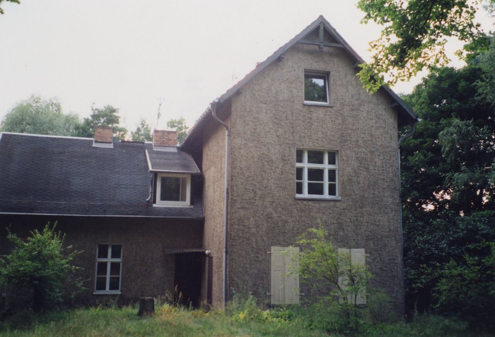 Fotografie: Haus der Familie Frick in der Töpchiner Chaussee 18 in Motzen. Im linken Flügel hinten wohnten Anna Hess und Luise Walzer, Motzen 1997