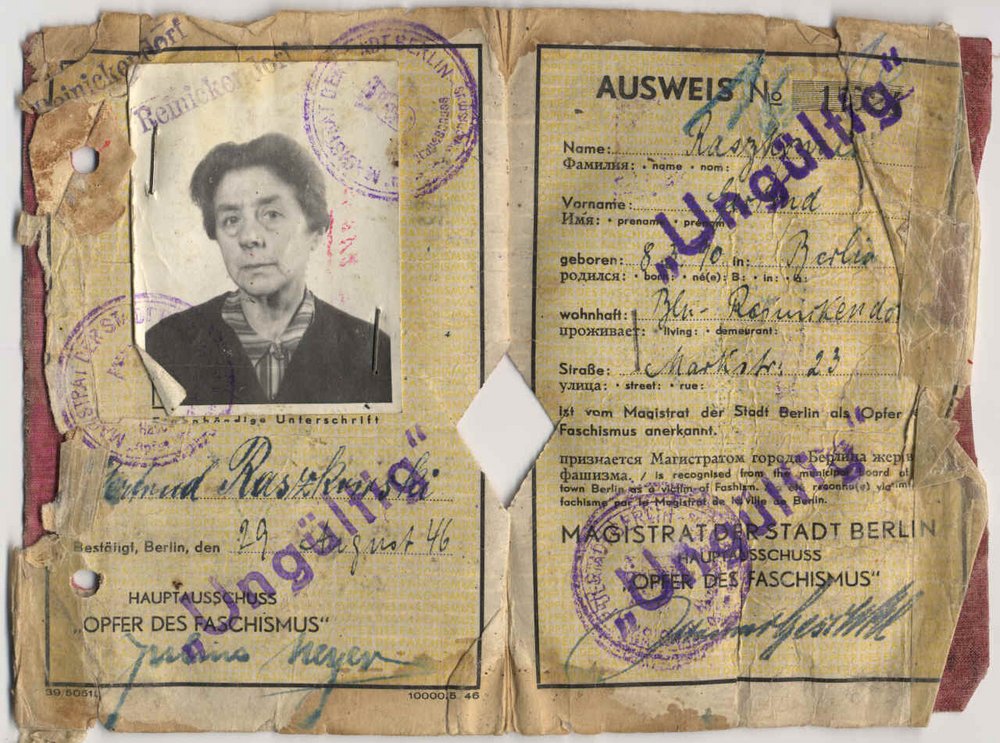 Fotografie: Gertrud Raszkowskis Ausweis als „Opfer des Faschismus“, 1956