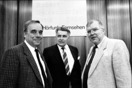 Fotografie: Wolfgang Hammerschmidt, Erik Myrgren und ZDF-Redakteur Heinar Michel (von links) bei der Verleihung des Robert-Geisendörfer-Preises, Frankfurt am Main 1986