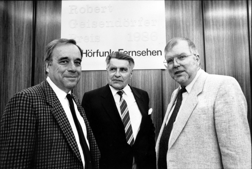 Fotografie: Wolfgang Hammerschmidt, Erik Myrgren und ZDF-Redakteur Heinar Michel (von links) bei der Verleihung des Robert-Geisendörfer-Preises, Frankfurt am Main 1986