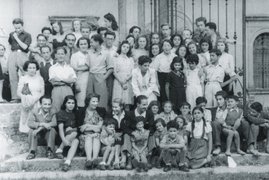 Kinder und Jugendliche mit ihren Betreuer*innen vor der Villa Emma in Nonantola, 1943