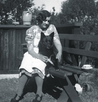 Fotografie: Agnes Normann mit Hund Boris, undatiert