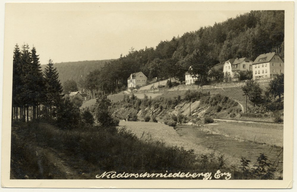 Fotografie: Niederschmiedeberg, nach 1927. Ganz rechts das Haus Dorfstr. 40 der Familien Bach und Griesmann