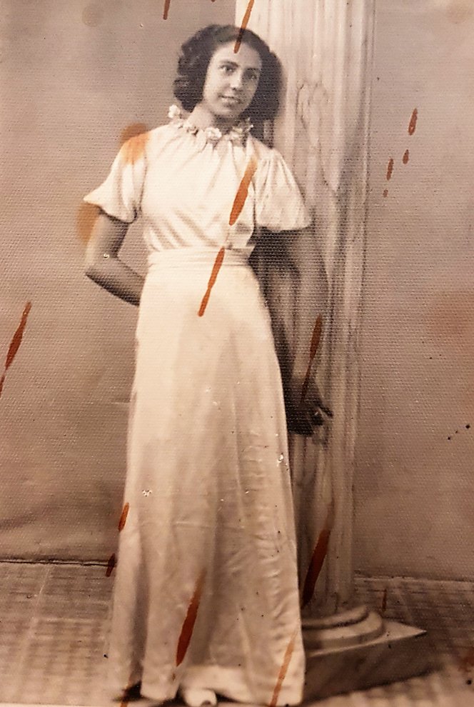 Fotografie: Dora Bourla als Jugendliche, undatiert