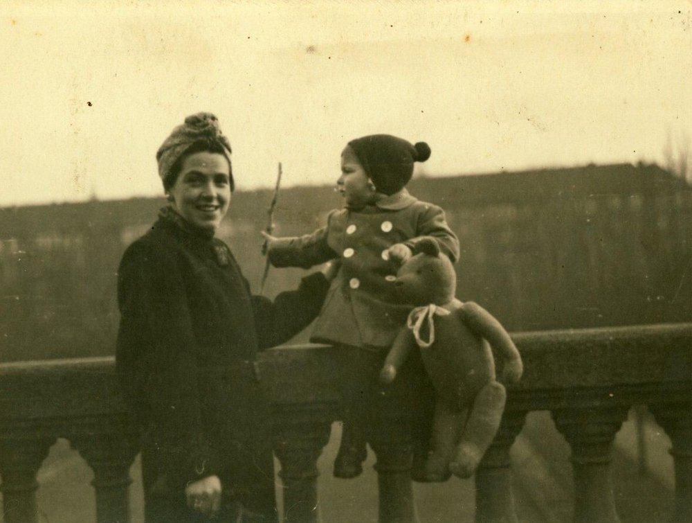 Fotografie: Gerda Janicke mit Sohn Jörg, um 1943