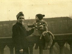 Fotografie: Gerda Janicke mit Sohn Jörg, um 1943