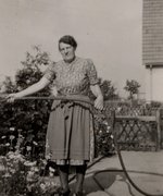 Photo: Frieda Szturmann in her garden, Berlin, around 1940.