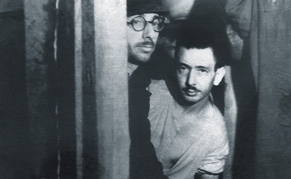 Fotografie: Kalman Linkimer (rechts) und Yosl Mandelštam im Versteck, Libau 1944
