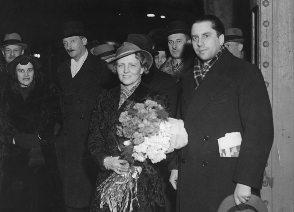 Fotografie: Abschied von Tadeusz und Zofia Romer vor ihrer Abfahrt nach Japan, Warschau 1937