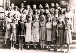 Class photo with teacher Elsa Danziger (back row, 4th from left) outside the Lassenstraße lyceum (later: Hildegard Wegscheider School), Berlin-Grundewald, 1949.