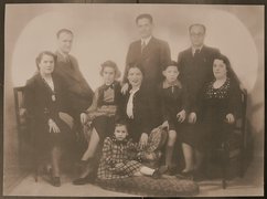 Familie Pardo mit der Familie von Eugénies Bruder Gaston Beraha (Mitte stehend), links: Chaim und Eugénie Pardo, neben ihnen Lily und Rosina, Thessaloniki 1938