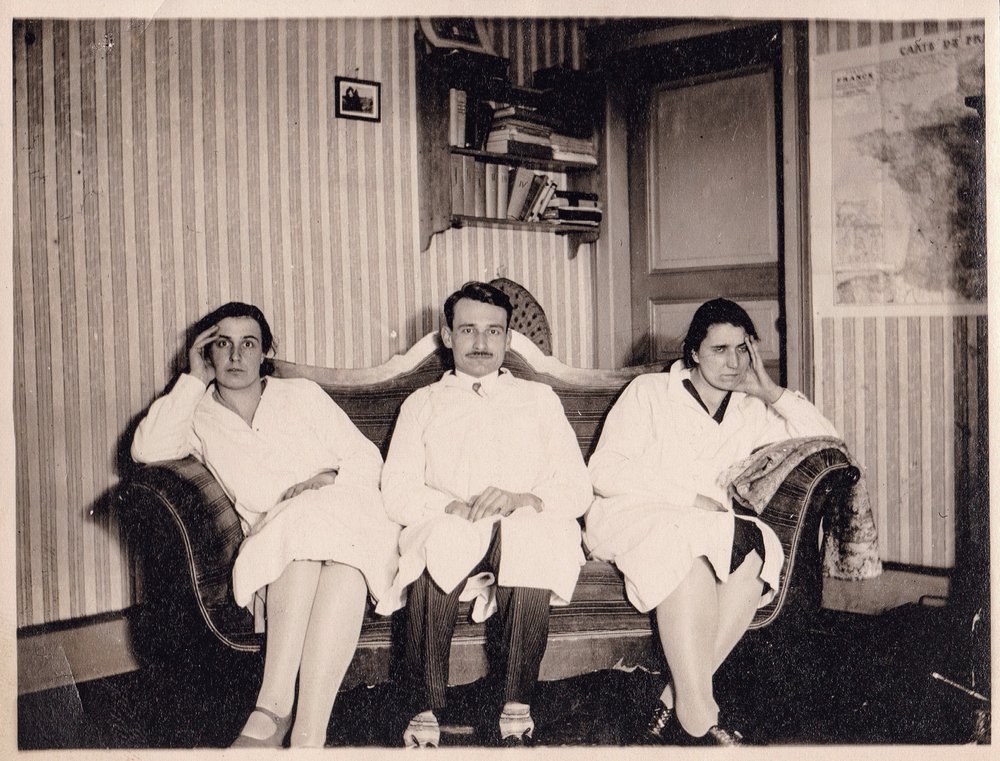 Fotografie: Die Geschwister Adélaïde, Emmanuel und Dorette Hautval (von links) im von Adélaïde und Emmanuel Hautval gegründeten Heim für verhaltensauffällige Kinder „Les Hirondelles“, zwischen 1933 und 1937