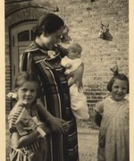 Dorothea Thiel mit der neugeborenen Tochter Regine auf dem Arm und zwei Nachbarskindern, Gebersdorf, Juni 1939