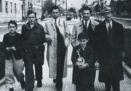 Fotografie: Spaziergang nach der Befreiung in Tirana, Moshe und Gavra Mandil
(Nr. 1 und 3) und Refik Veseli (Nr. 2), Dezember 1944
