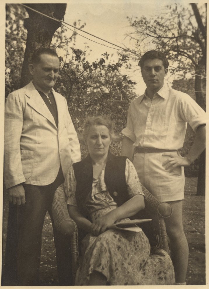 Fotografie: Ewald Horn (links) und seine Frau Gertrud mit dem untergetauchten Eugen Herman in ihrem Garten, Berlin 1943