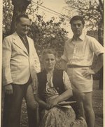 Fotografie: Ewald Horn (links) und seine Frau Gertrud mit dem untergetauchten Eugen Herman in ihrem Garten, Berlin 1943