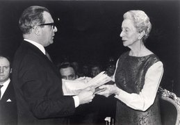 Ehrung von Dorothea Neff als „Gerechte unter den Völkern“ im Wiener Akademietheater, 21. Februar 1980