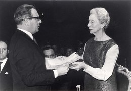 Fotografie: Ehrung von Dorothea Neff als „Gerechte unter den Völkern“ im Wiener Akademietheater, 21. Februar 1980