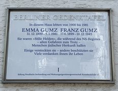 Fotografie: Gedenktafel von 2004 für Emma und Franz Gumz in der Knesebeckstraße 17, Berlin-Charlottenburg, aufgenommen 2024