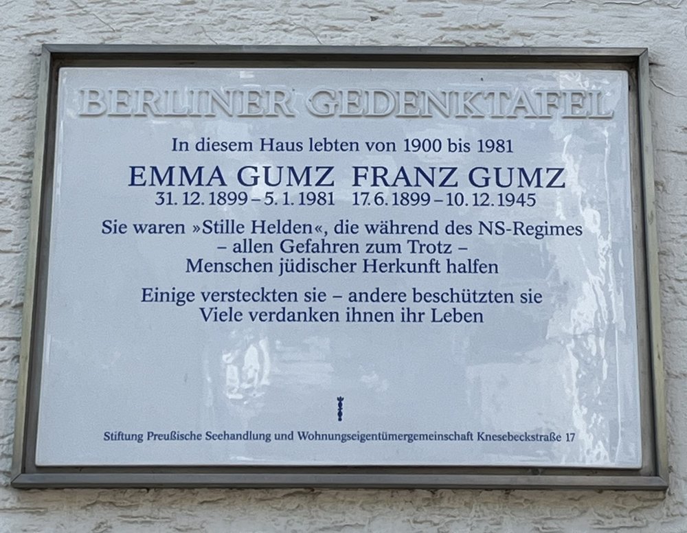 Fotografie: Gedenktafel von 2004 für Emma und Franz Gumz in der Knesebeckstraße 17, Berlin-Charlottenburg, aufgenommen 2024