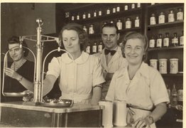 The staff at the Pod Orłem pharmacy, Kraków, 1942; left to right: Helena Krywaniuk, Aurelia Danek-Czort, Tadeusz Pankiewicz, and Irena Droździkowska.