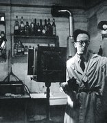 Adolfo Kaminsky im Fälscherlabor der Haganah in der Rue d’Écosse, Paris 1947