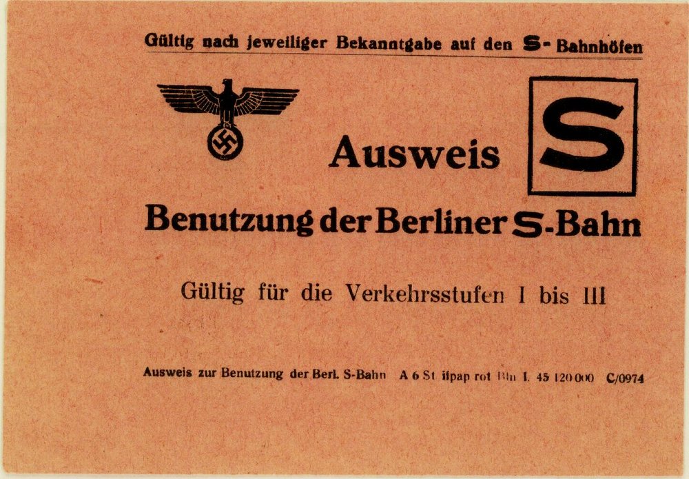 Fotografie: Von Ludwig Lichtwitz gefälschter und gedruckter Ausweis zur Benutzung der Berliner S-Bahn, Berlin, um März 1945