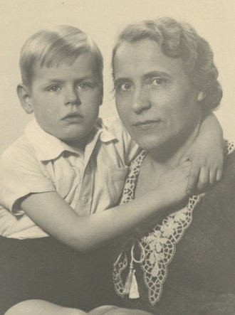 Fotografie: Euphrosine Recke mit ihrem Sohn Hans-Joachim in Berlin, um 1940