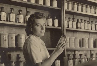 Fotografie: Helena Krywaniuk in der Apotheke „Pod Orłem“, Krakau 1942