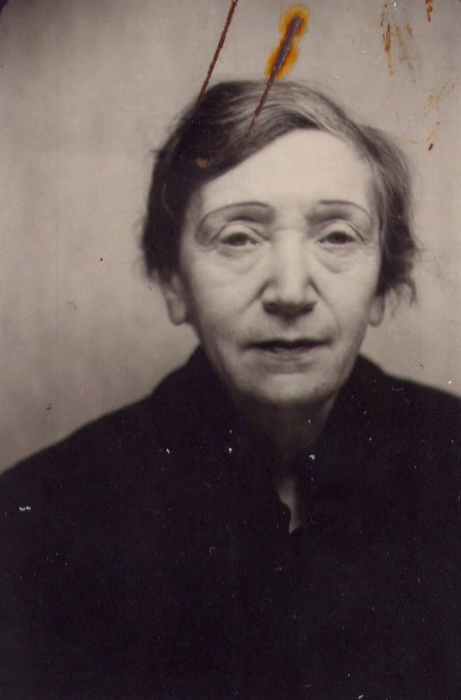 Fotografie: Foto von Antonie Lieban auf ihrem Antrag auf Anerkennung als „Opfer des Faschismus“, Berlin, um 1945