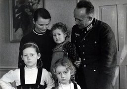 Familie Goes während eines Fronturlaubs von Albrecht Goes, Gebersheim, um 1943