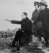 Fotografie: Marek Edelman (links) nach Kriegsende am Ort des zerstörten Hauptquartiers der Jüdischen Kampforganisation im Warschauer Ghetto in der ulica Miła 18, 1945
