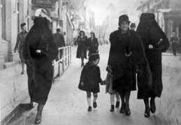 Right to left: Zejneba Hardaga, her friend Rivka Kabiljo with her daughter Tova, Zejneba’s daughter Zarifa, and Bahrija Hardaga, Sarajevo, 1941.