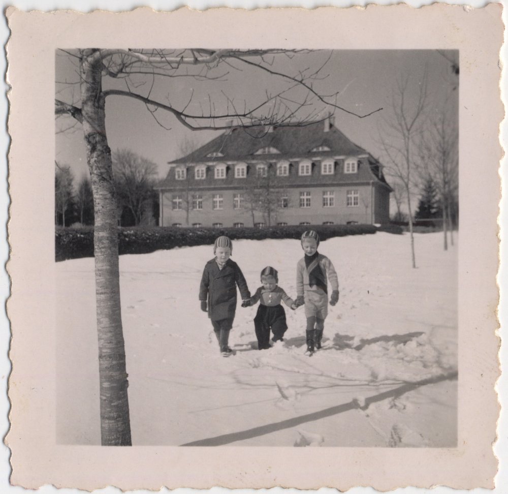 Fotografie: Die drei Söhne von Frieda Bunke vor dem Wohnhaus der Familie in Blöstau, Ostpreußen, 1940