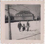 Fotografie: Die drei Söhne von Frieda Bunke vor dem Wohnhaus der Familie in Blöstau, Ostpreußen, 1940