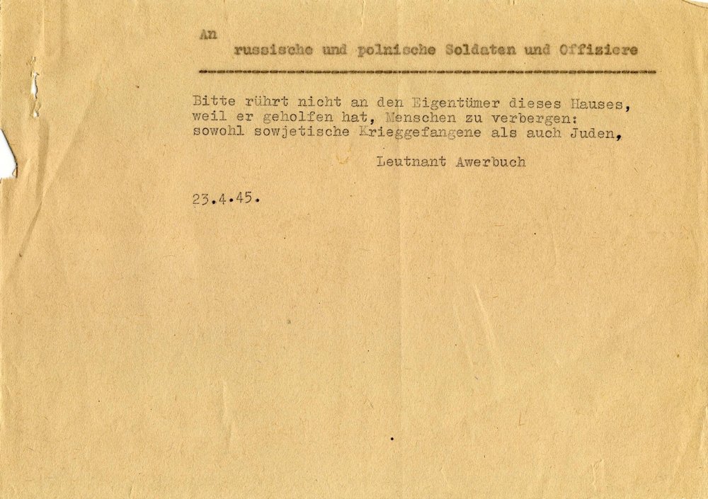 Fotografie: Schutzzettel für Richard Linde, angefertigt auf Veranlassung einer im Haus versteckten Frau, deutsche Übersetzung, Hohen Neuendorf, 23. April 1945