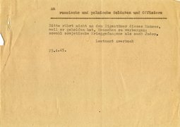 Fotografie: Schutzzettel für Richard Linde, angefertigt auf Veranlassung einer im Haus versteckten Frau, deutsche Übersetzung, Hohen Neuendorf, 23. April 1945