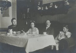 Fotografie: Susanne Witte (2. von links) mit ihren Eltern und ihrer Schwester, Berlin, um 1915