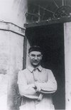 Der Priester Arrigo Beccari vor der Kirche Rubbiara di Nonantola, 1940er-Jahre 