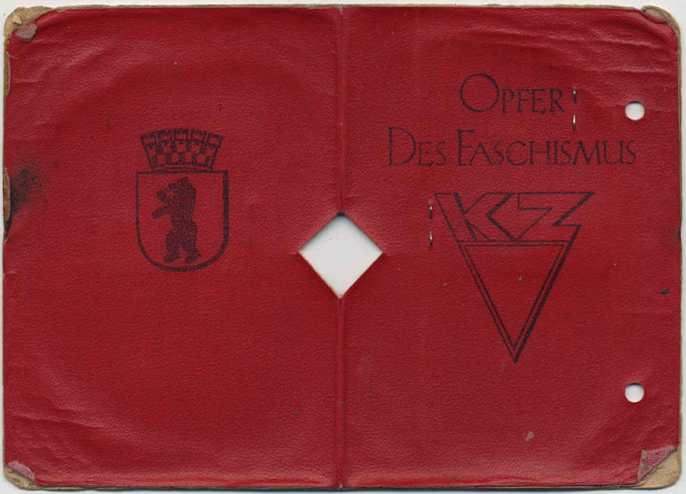 Fotografie: Ausweis als „Opfer des Faschismus“ von Charlotte Herzfeld, Berlin, 26. August 1946