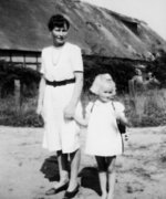 Fotografie: Mathilde Böckelmann und Tochter Christa, um 1945