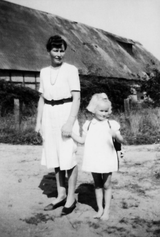 Fotografie: Mathilde Böckelmann und Tochter Christa, um 1945