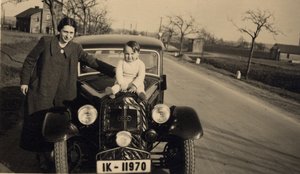 Lilli Michalski mit Sohn Franz auf der Kühlerhaube ihres Autos bei Görlitz, 1935