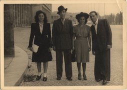Miriam Fernbach (links) mit Freund*innen in Berlin, um 1946