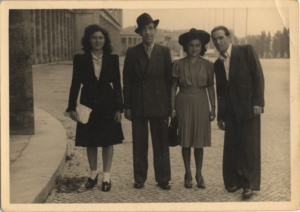 Fotografie: Miriam Fernbach (links) mit Freund*innen in Berlin, um 1946