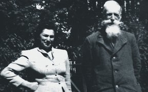 Frīda Frīd mit ihrem Helfer Ferdinand Viļumson, Riga, um 1945