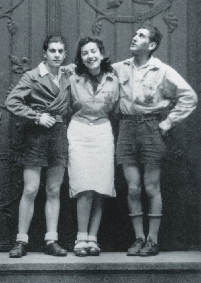 Fotografie: Eugen Herman (links) mit seiner Freundin Helga Weissblüth und Günther Landsberg vor der jüdischen Schule in der Lindenstraße, Berlin 1942