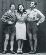 Fotografie: Eugen Herman (links) mit seiner Freundin Helga Weissblüth und Günther Landsberg vor der jüdischen Schule in der Lindenstraße, Berlin 1942