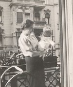 Fotografie: Herta Goldstein mit ihrer kleinen Tochter Evelyn auf dem Balkon ihrer Wohnung, Berlin 1938